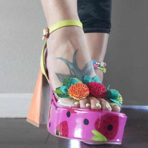 Betsy Johnson FRUIT Heels - Picture 4 of 14
